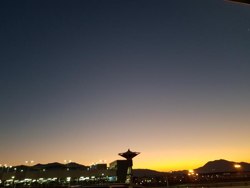 러리님은 해가 떠오르기 직전의 하늘 같아요 길다면 길고 짧다면 짧은 이 밤 혹은 하루 끝에는 해 혹은 러리님이 매일마다 주시는 미션이 기다리고