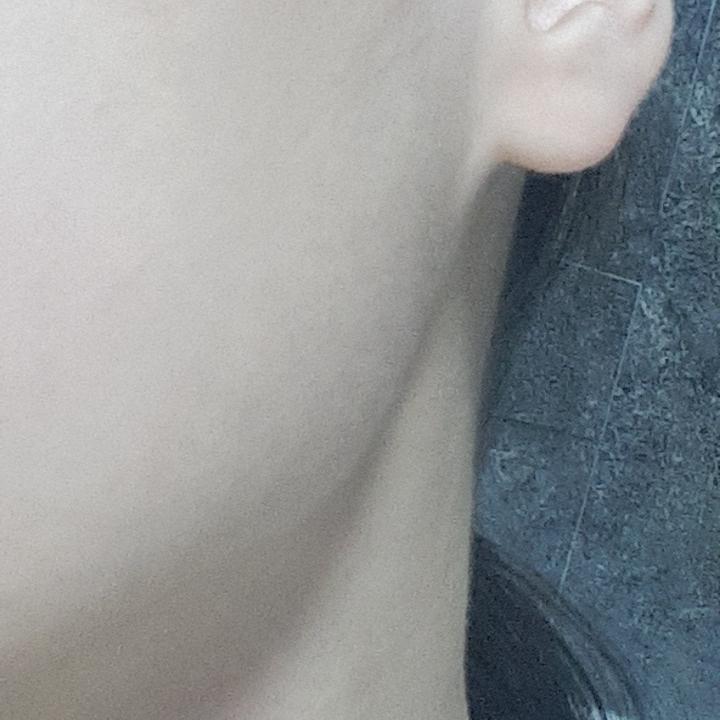 세수 전 후 조명이 달라서 그런가 피부톤이 달라보이네 위쪽 사진은 하얀 조명 밑 사진은 약간 노란 조명 오늘 마스크를 오래 쓰고 있었어서 그런가
