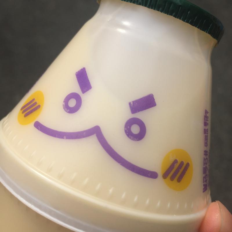 내가 파는 애니 캐릭터랑 닮은 우유라서... 앞머리까지 그리고 책장에 세워뒀어요 영자님...