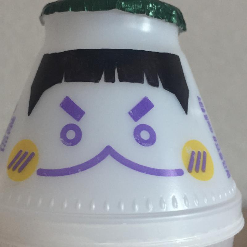 내가 파는 애니 캐릭터랑 닮은 우유라서... 앞머리까지 그리고 책장에 세워뒀어요 영자님...