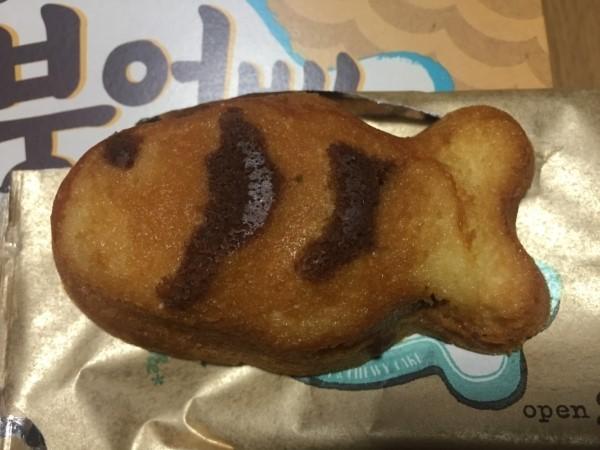 참붕어빵 서먹했던 할아버지가 살아생전에 딱 한번 손붙잡고 사주셨던 과자인데 딱히 좋아하는 맛이 아니었는데도 할아버지 돌아가신 이후에 눈에 보이면