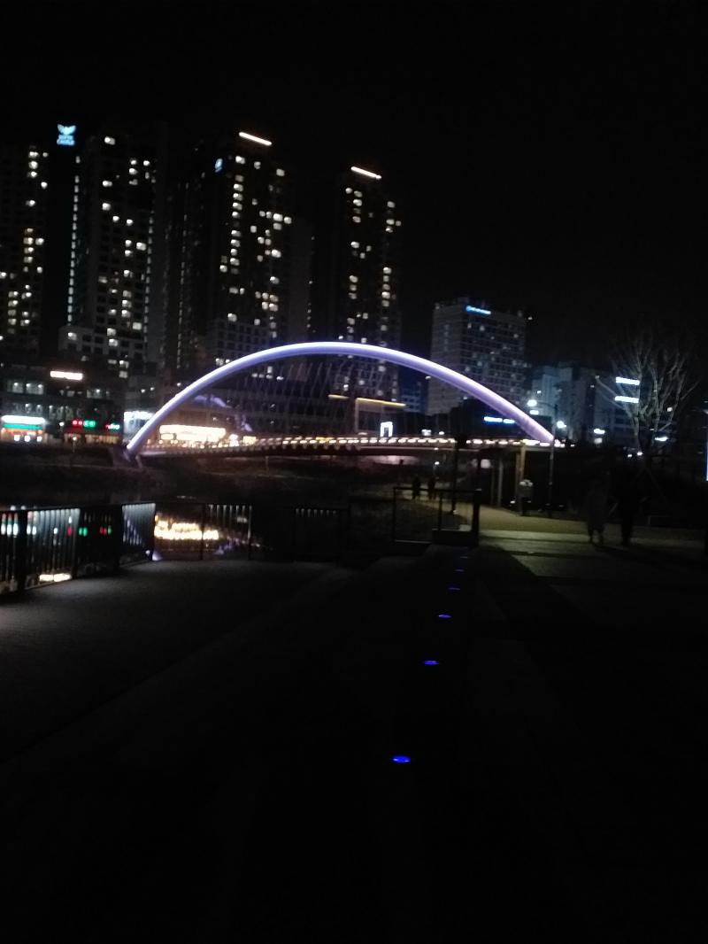 미래는 어둠속의 빛 어떤 일이 있을진 모르지만 내가 지금 하는 일이 빛이 되어 미래를 밝혀나가는 것..이라고 생각해