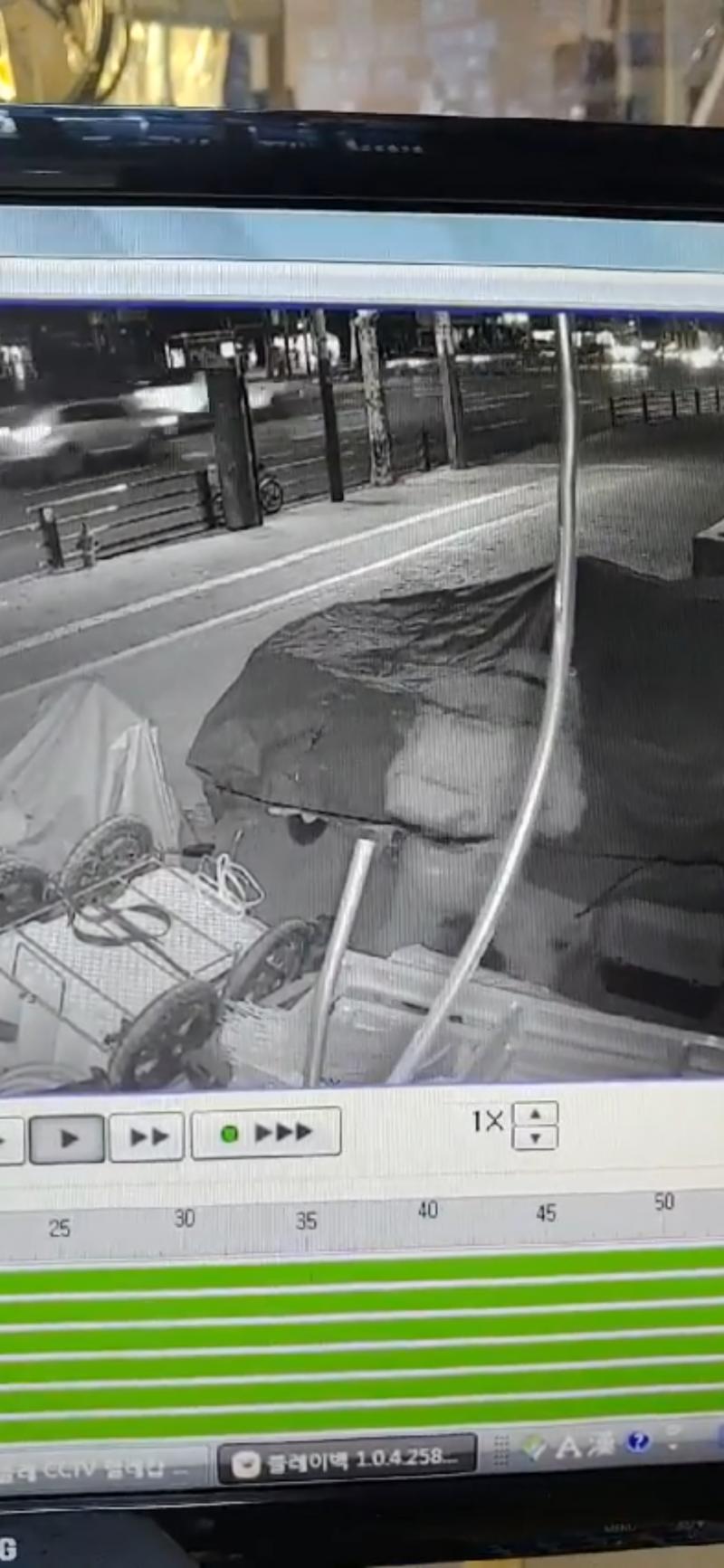 오른쪽부터 왼쪽차례대로 일어났거든 . 왼쪽은 저새끼가 목줄풀은 장면 가운데는 잡아서 허리 핀 장면, 마지막 장면은 캡쳐를 잘못하긴 했지만 맨 왼