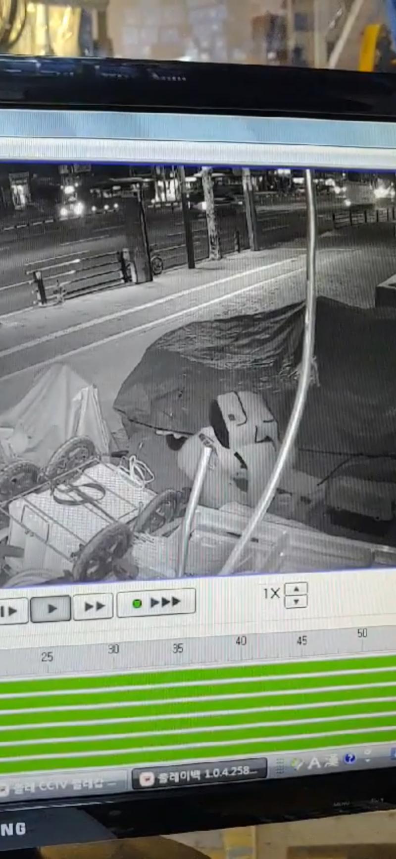오른쪽부터 왼쪽차례대로 일어났거든 . 왼쪽은 저새끼가 목줄풀은 장면 가운데는 잡아서 허리 핀 장면, 마지막 장면은 캡쳐를 잘못하긴 했지만 맨 왼