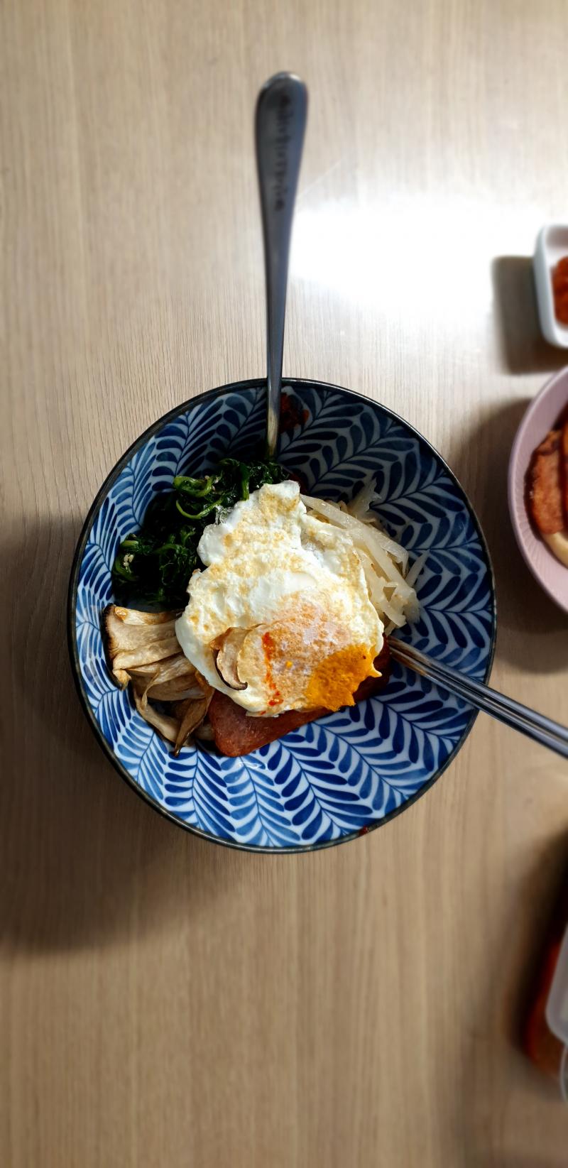 후후.,,세상에서 젤 간단한 비빔밥과 오므라이스! 물론... 나물은 샀지.... 그치만 스팸과 버섯과 계란은 내가 했어