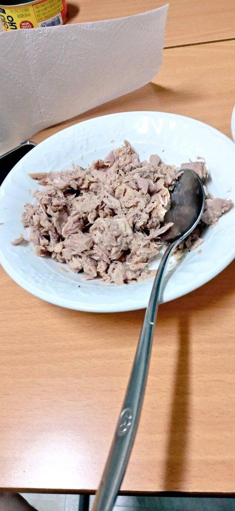 참치 샐러드! 요리를 잘 못 하는 편이라 만든게 별로 읎다