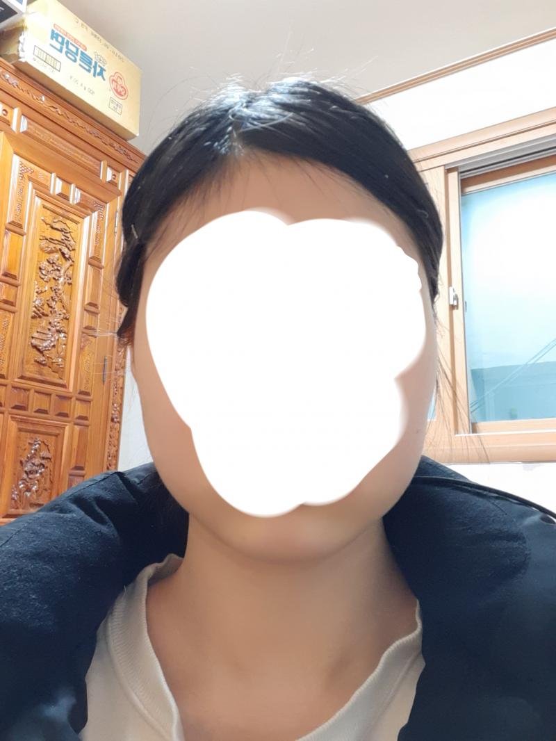 선 따기 귀찮아서 눈코입만 가려봤어 똥머리 한거