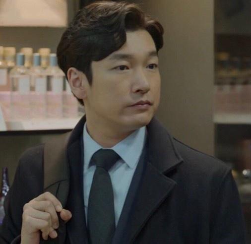 솔직히 조승우는 아저씨지만 너무 귀엽고 이준혁은 아저씨치곤 너무 젊게 생겼고 마지막이 진짜 아저씨지 근데 너무 잘생긴