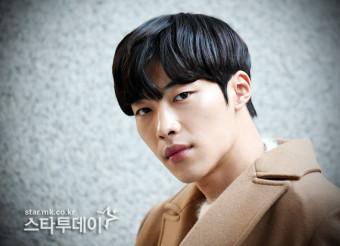 연예인은 아니구 조각상인데 잘생겨서..
