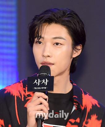 연예인은 아니구 조각상인데 잘생겨서..
