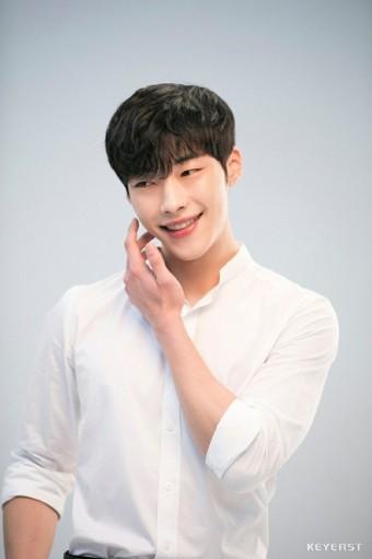 연예인은 아니구 조각상인데 잘생겨서..