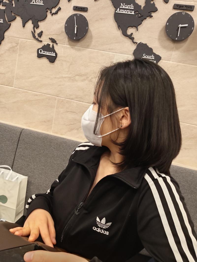 아줌만 나보고 이러고다니라고 해준거같은데. 이거 미용실에서 막 다 자르고 찍은거. 아무리봐도 내가 보여준 사진이랑안맞음 내가원하는스타일같아보이냐