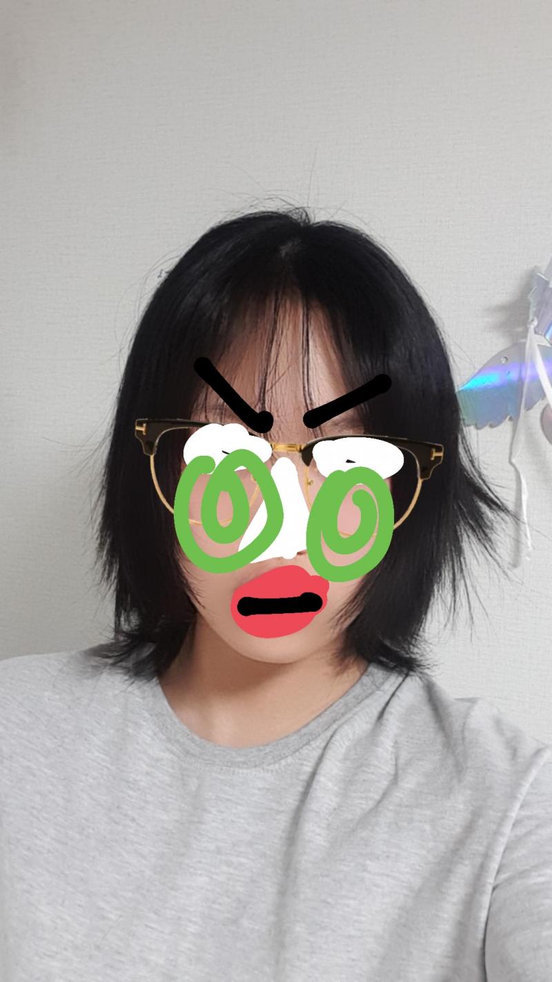 아줌마가 해준거 찍었을때처럼 귀뒤에안꼽고 찍은거 자다가 갑자기 열받아서 자른거라 머리 뻗치긴함 거지같아보이지만 내가 거지같아보이는걸 원한거다 ㄹ