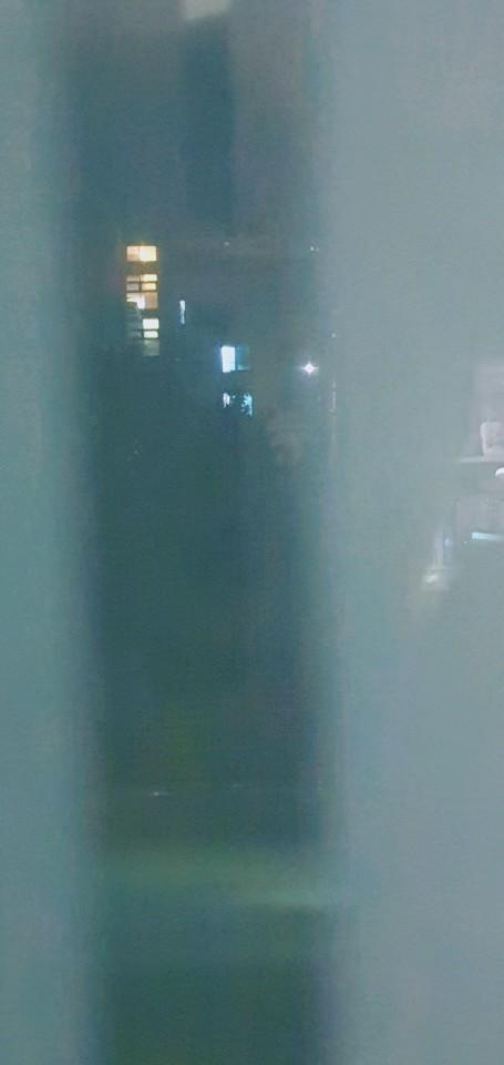 >>15 아 찾았어... 저기 파란빛 창문 보이지? 저기서 쳐다보고있었어 남자둘이서 그중 한명은 폰들고