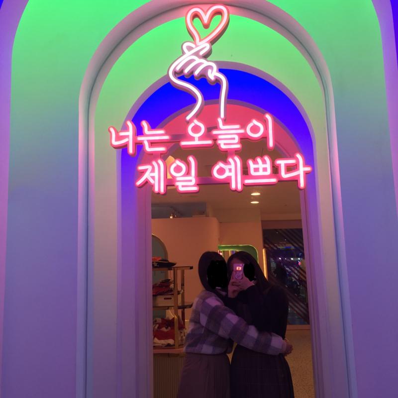 기억 되돌릴려고 엄청 엄청 노력할 거 같아 이 때까지 같이 찍은 사진도 보여주고 같이 놀았던 거, 우리가 어떻게 지냈고 서로 비밀 없는 거 등등