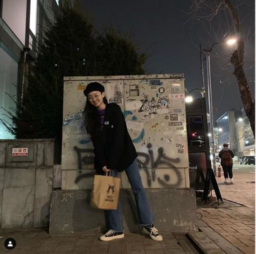 >>6 같은 사람인데 있으면 아주좋은 기본템 정리해줌 일단 티셔츠- 흰티, 검흰 스트라이프, 흰셔츠 (롱한원피스,일반셔츠) 하의 - 검정슬렉스,