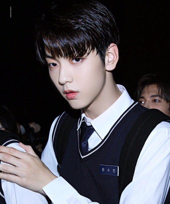 툽투 수빈 너무 잘생겨서 세 장 더 올리고 감
