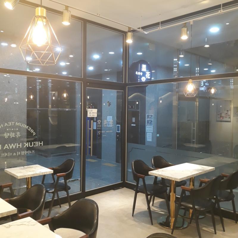 음..처음엔 당황하겠지만 이야기는 계속 들어줄 거 같아 내가 팔랑귀라서 사진 보여주면서 이건 언제 찍었고 우리가 뭘 했는지 얘기해주면 바로 믿을