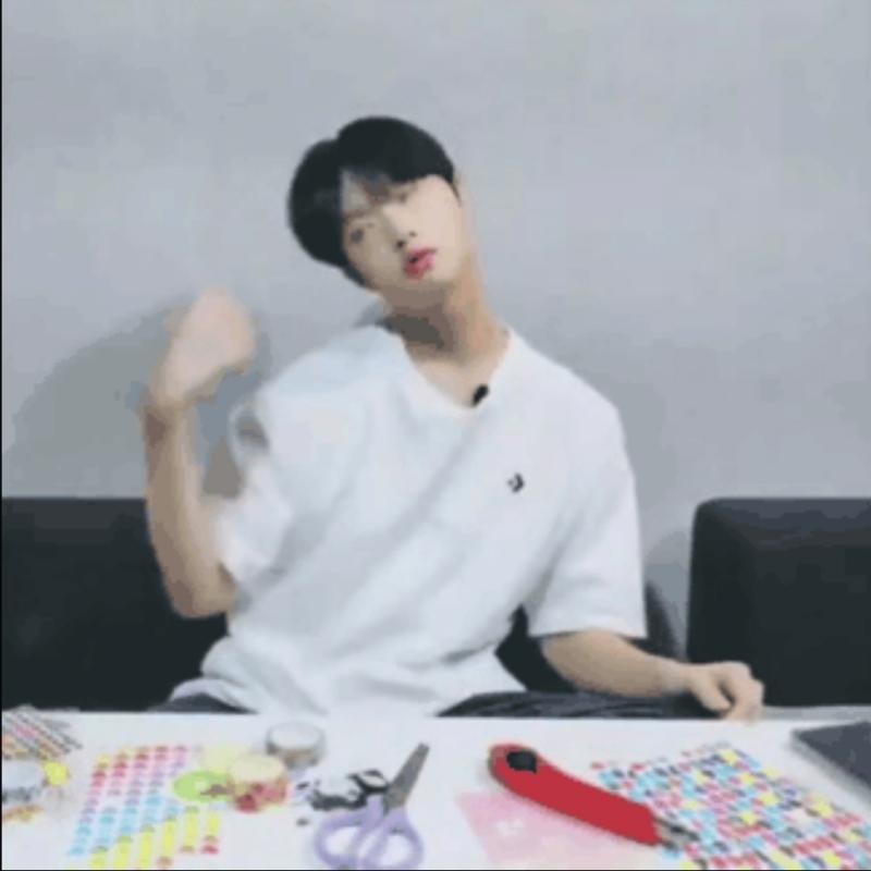이 짤만 보면 웃겨서 토할거같은데 gif 못올리네