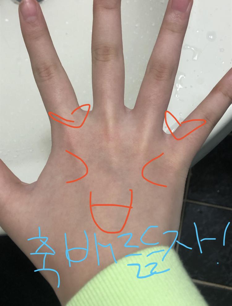 와이파이가 안돼서 데이터로 들어왓는데 원래 따봉 열아홉개였나요? 열여덟개엿던거같은데 이닦는중ㄹ이라 급한대로 여기다가..