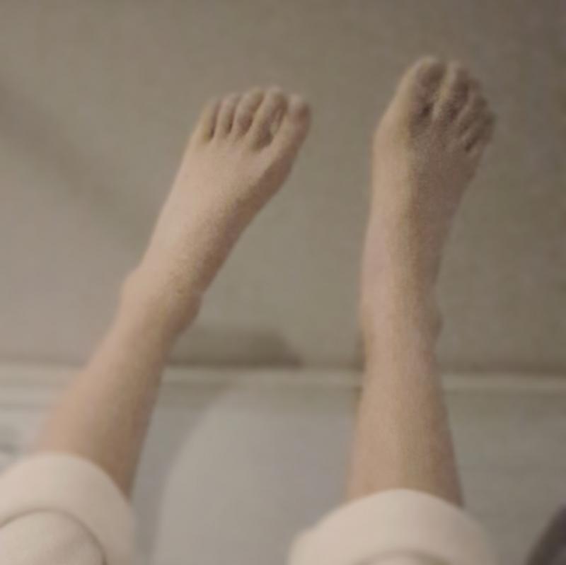 책읽다가 때려치고 해리포터 읽을라고 침대에 누움 다리 붓기 빠진다길래 L자다리 하고 있어...호호