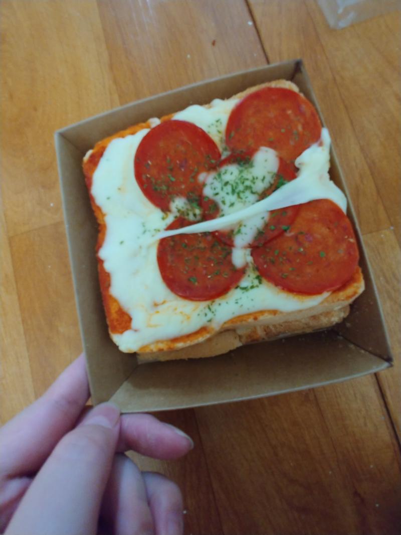 위에 것 중엔 치킨을 먹고 지금은 점심을 피자토스트 시켜먹얶어