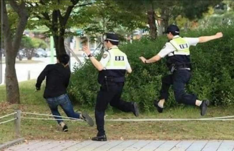 학창시절 그 많던 일진들은 다 어디로 갔을까? 선 넘은 것들은 깜빵행가거나 어디 가게 차려 폰팔이 하고있을려나? 의외로 선한 인상의 회사원으로
