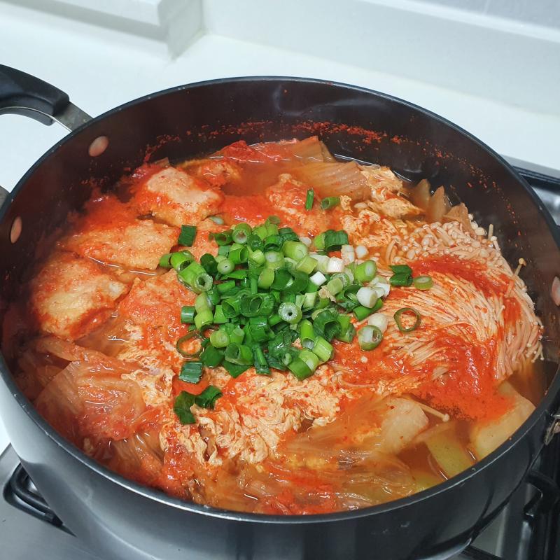 돈가스 김치찌개했다... 점심도 비빔국수랑 만두 먹었는데 사진 별로라 안올림