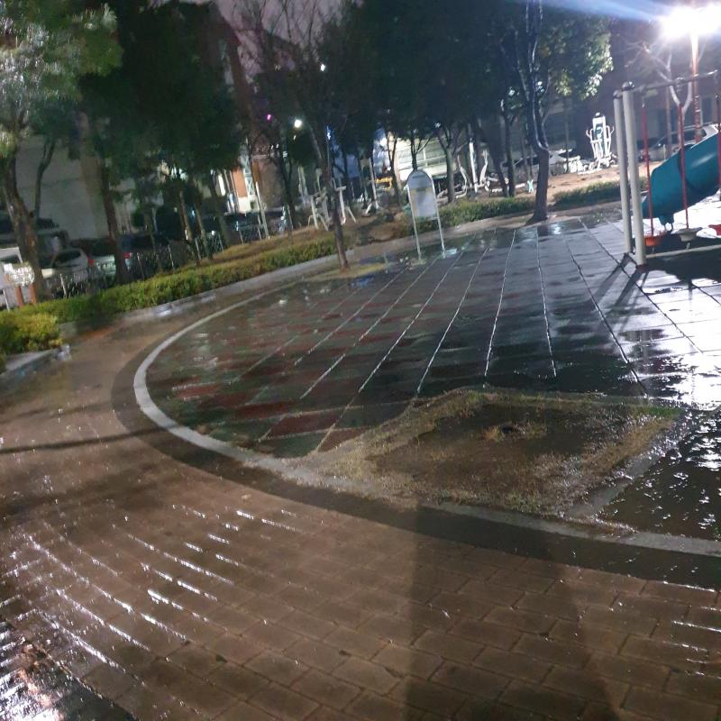 이 앞은 좀 무서운데...