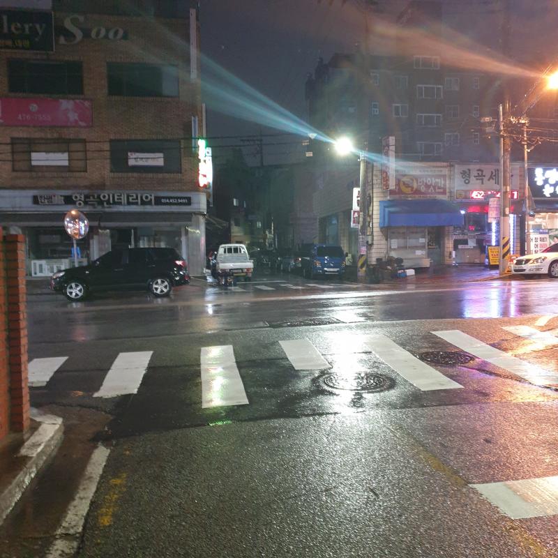자자 어디로 갈까? 앞의 골목?