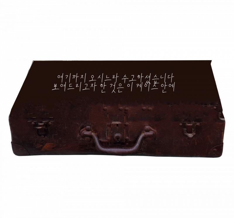 큰 소득 없이 잠에 든 나는, 다음 날 아침 일찍 눈을 떠 그 분수로 향했다. 분수대에 도착했을 때는 아무도 없었고, 분수대 근처 벤치 위에 이