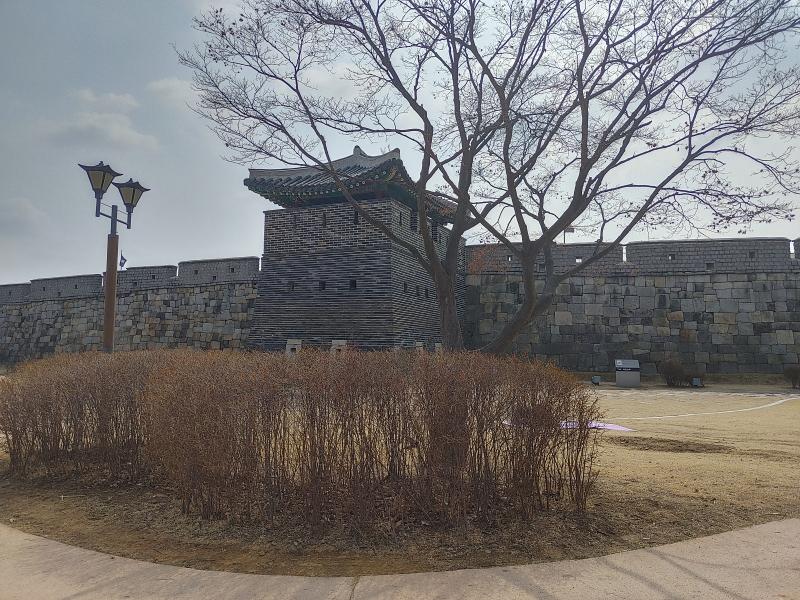 첫번째 편지를 누군가 찾으셨습니다. 다만 이곳에서 함께하신 분은 아닙니다. 그 분이 마음이 넓은 분이시라면 발견했던 곳에 다시 둘 수 있습니다.