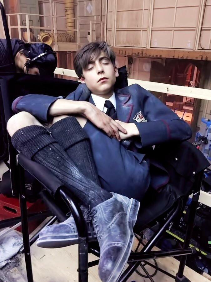 그.. 돌로레스 좀 치워봐 반바지 교복이 매우 잘 어울리다 못해 반바지 교복=파이브