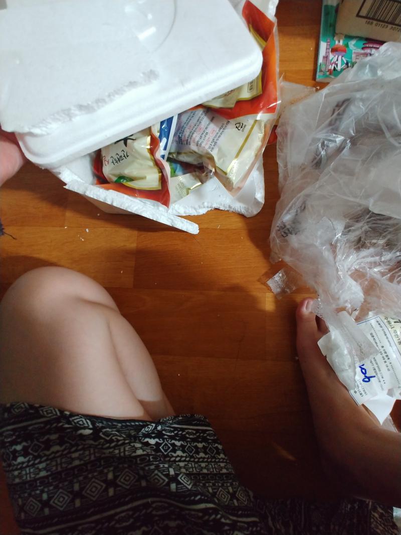 택배가 왔는데 부서저서 택배기사분이 비닐로 감아둔듯... 그덕에 뜯기 좀 번거로웠어 동생이 먹고싶어서 시킨건데 뜯는건 나... 동생을 확 한대 