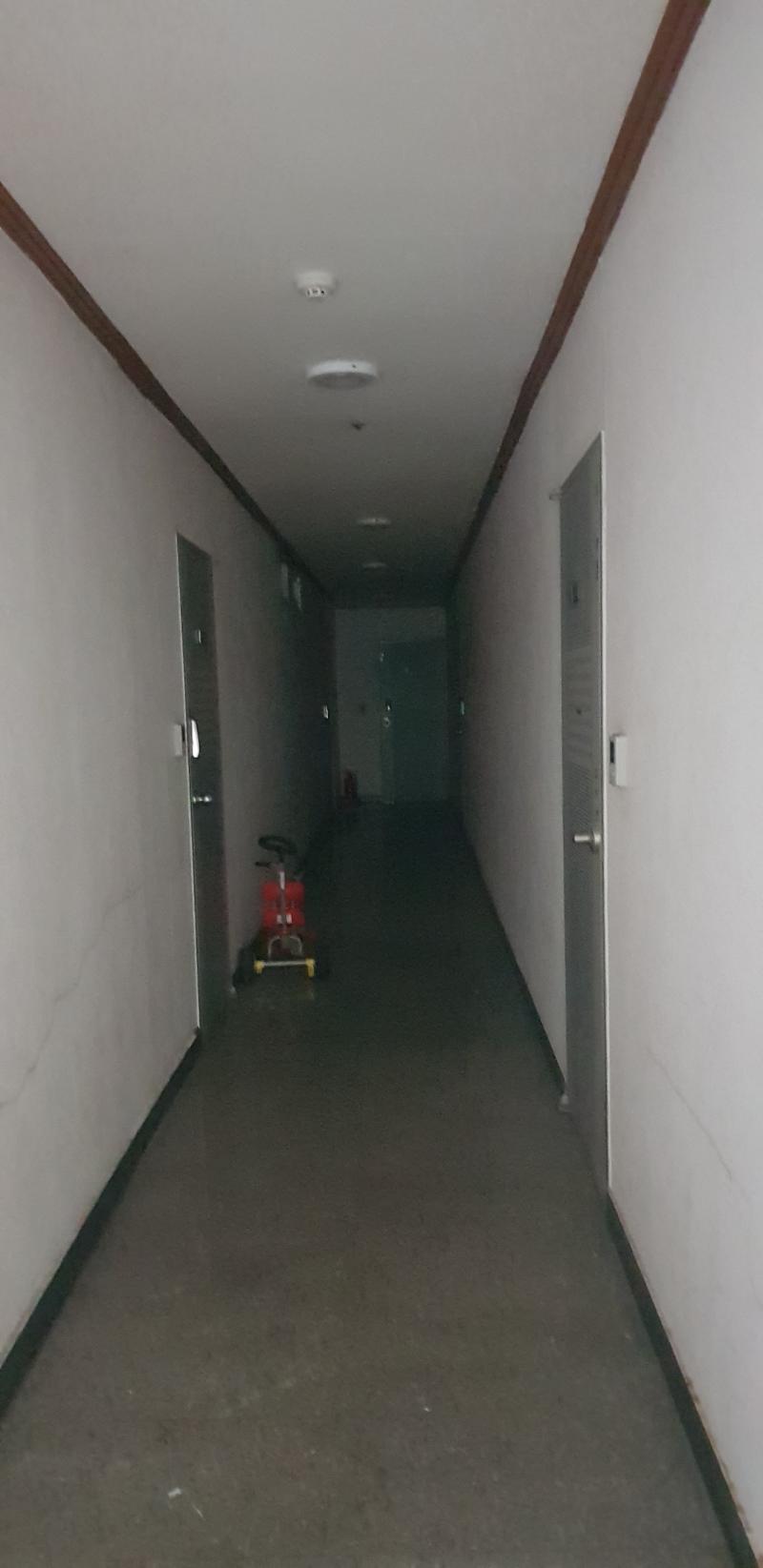 나도 내가 찍어본거 올려볼께.. 사진찍으면서도 뭔가 기괴하다고 생각했는데 용어가 리미널 스페이스라고 칭하는구나 이제알음 ㅋㅋ 솔직히 찍다가 무서