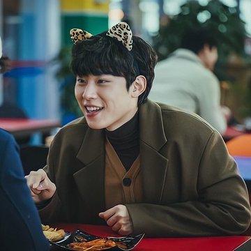 저 귀엽고 뽀작하고 여우같은 사람이 서른하나 맞아요??? 슬빵 법자 맞구 그 탄감자 잎생 맞고 빈센조 8화지분 다가져간 황민성씨 맞음 저 눈꼬리