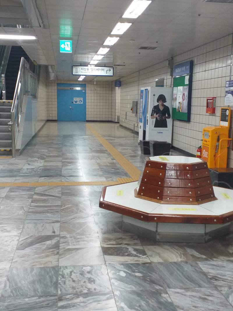 역 타는 곳 밖? 쨌든 그쪽에서 요기로 왔다 그리고 이 증사 기계 뒤에 숨겨뒀다