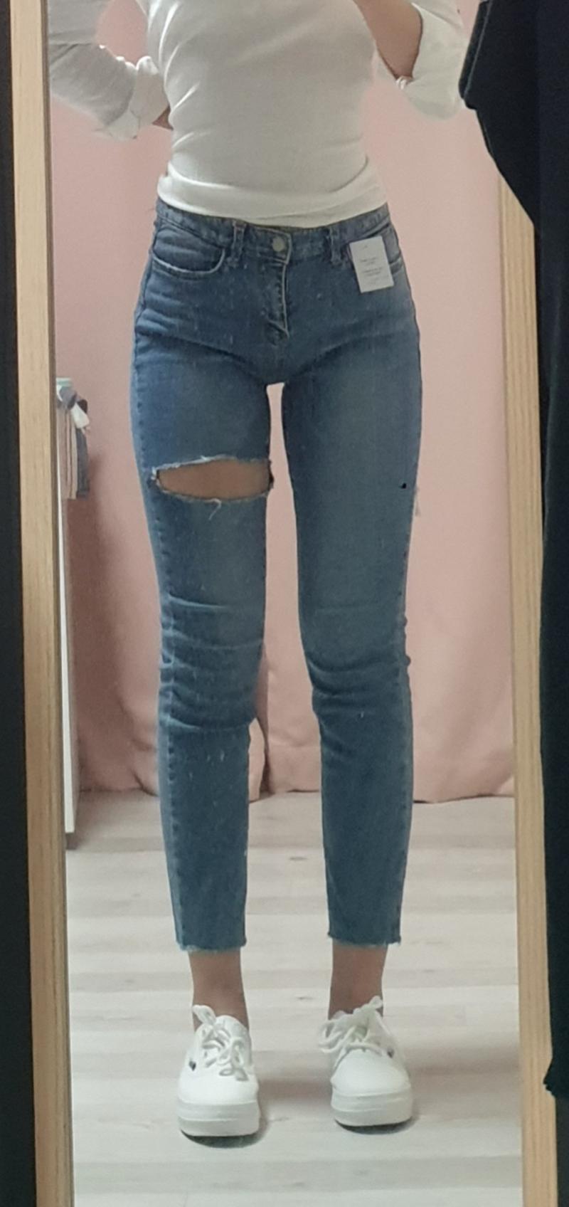 이건 오늘 새로산건데 내가 찢은거 보는김에 이것두 괜찮은지 봐줘 그리고 저 흰티에 무슨청바지가 더 잘어울려??
