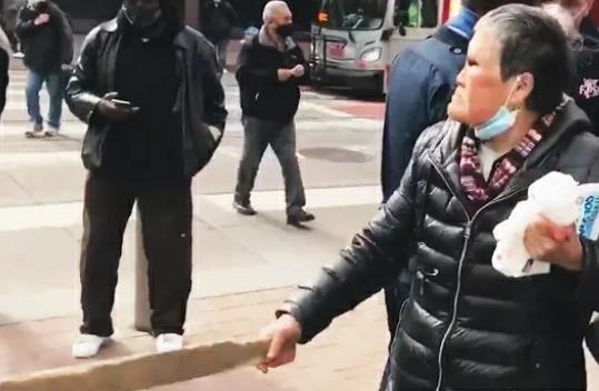 내가 존경하는 몇 안되는 중국인으로 등극 손에 들고 계신 몽둥이 사이즈 봐