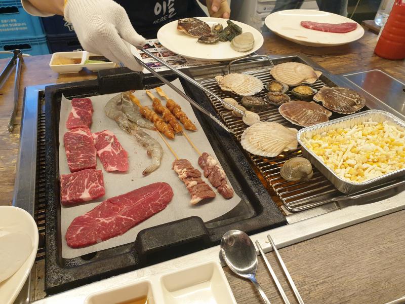 ㅎㅎ 오늘 진짜 재밌게 놀다왔어... 하루가 넘 짧은 느낌 근데 딱히 뭔가 한거 같진 않고 먹기만 한듯 ㅋㅋㅋㅋㅋㅋㅋㅋㅋ 배불러 디질거 같았어.