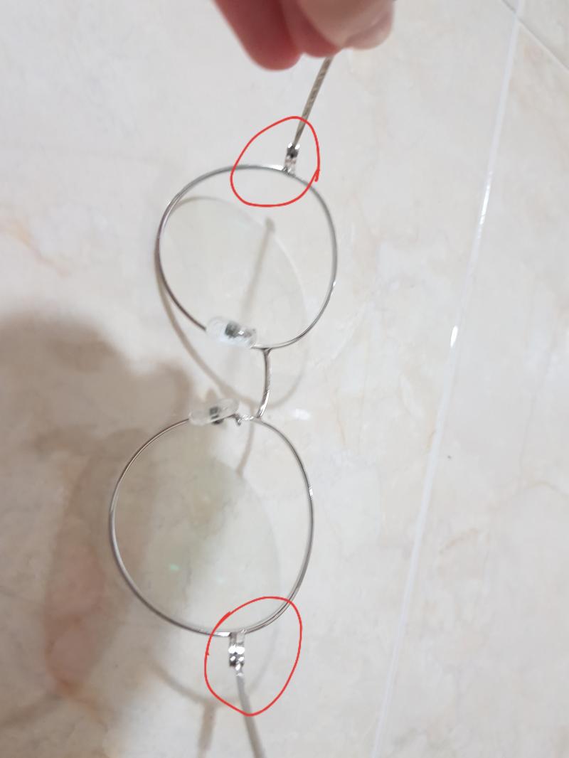 표시한 부분 잡고 안으로 눌러??