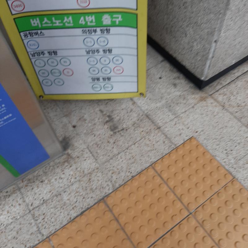 일단 결론적으로 말하면 저 현수막 뒤에 숨겨놨어...! 저 현수막 옆에 고철덩어리들은 보증금 환수기랑 교통카드 충전기야 ㅠㅠ 그 막 사람들이 카