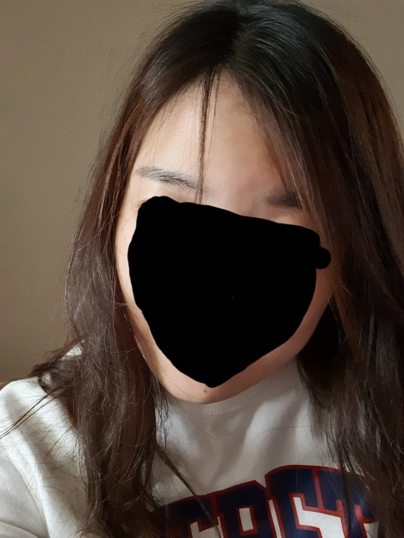 이 사진은 웃고있는사진이라 좀더 브이로 보일수있음