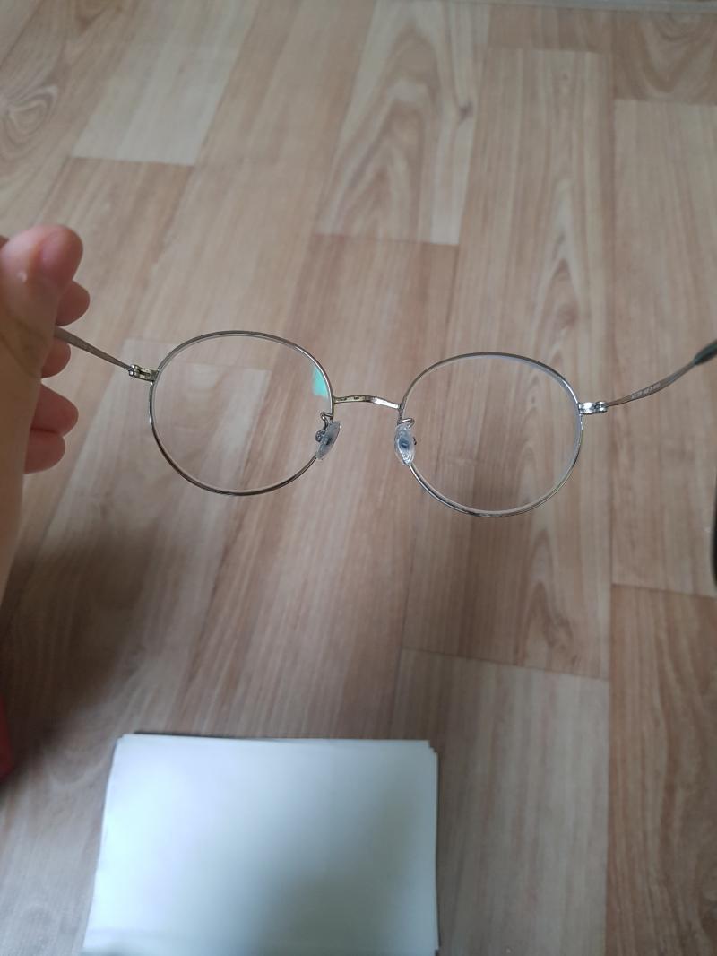 뜬금없긴 한데 나랑 안경 똑같은것 같아... 미안.. 낼 안경점 가자!