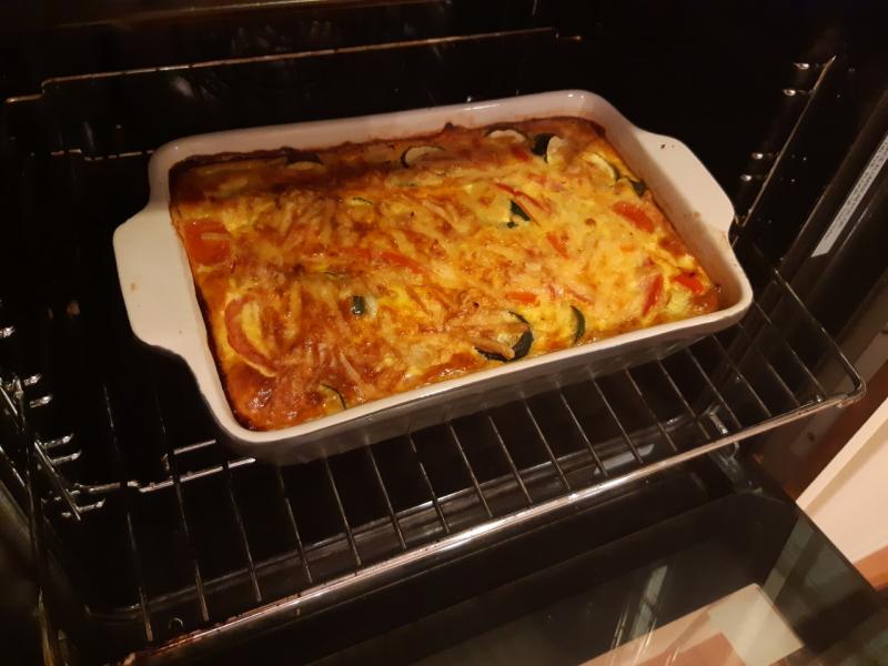 담을 용기랑 냄비 큰거는 이미 딴것들로 차있어서 일부만 했다 또띠아 재료는 찍어봤자 뭐하냐 ㅋㅋ 치킨 열심히 찢었다.. 해놓고 나니까 너무 맛잇