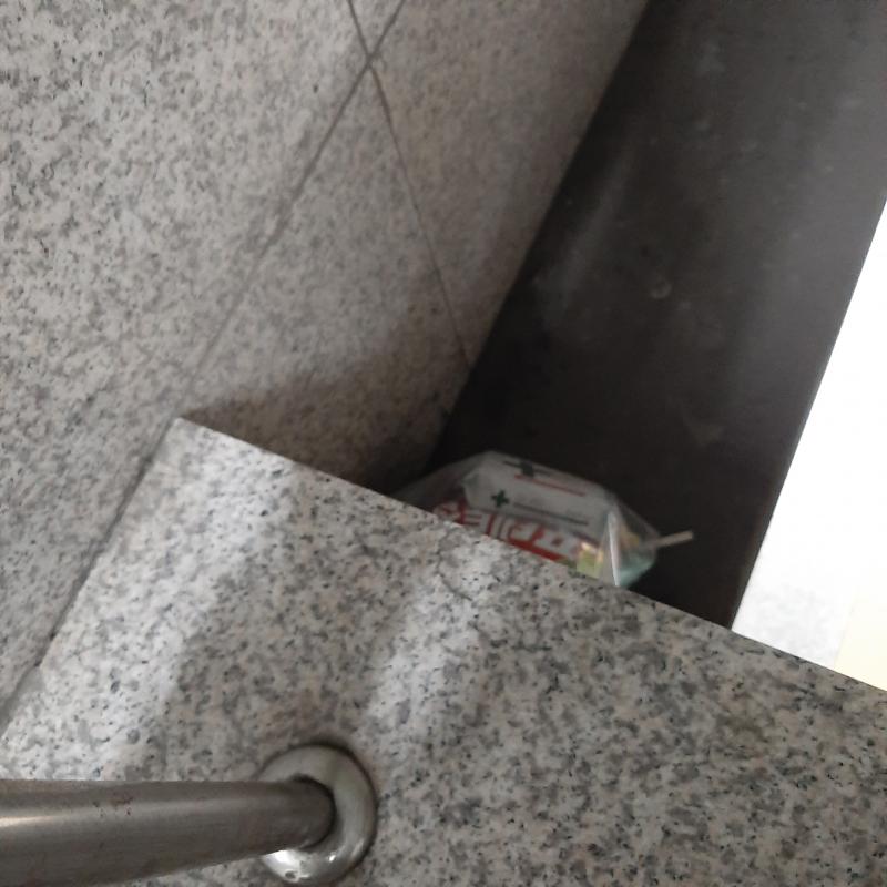 돌아왔어!! 일단 픽업한거부터 이야기해줄게 두근두근하면서 마포역에 들어오자마자 저 빨간색 뭐시기를 발견했어!! 엘레베이터로 갔는데 처음에는 자세
