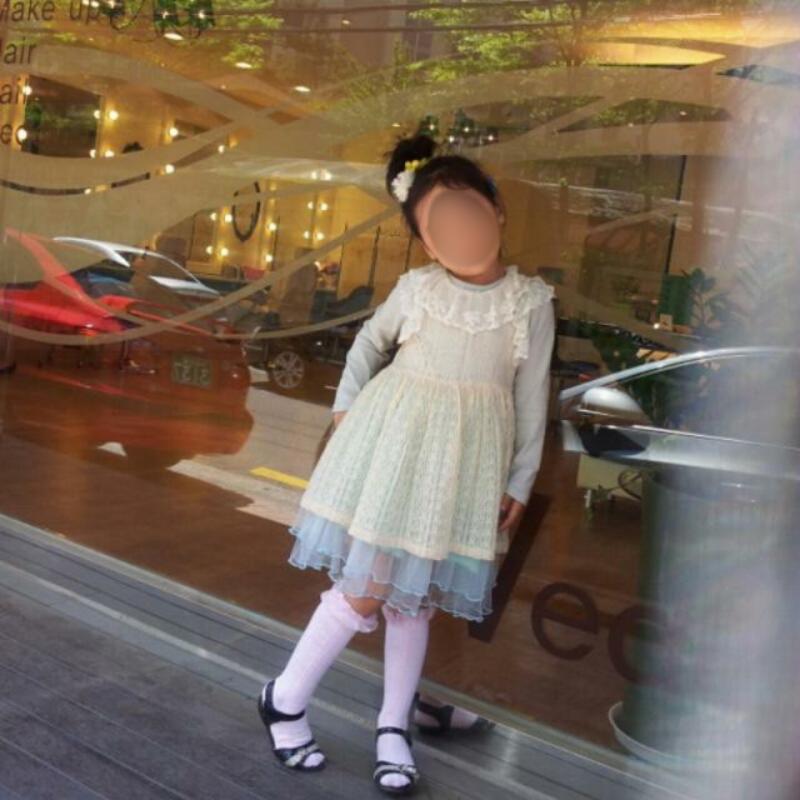 헐 나 어렸을 때 사진 찾았는데 딱 그대로 ㅋㅋㅋㅋㅋㅋㅋㅋㅋㅋ 근데 난 정작 옷이랑 구두? 그런 거에 관심 없었는데 엄마가 맨날 옷이랑 머리 등