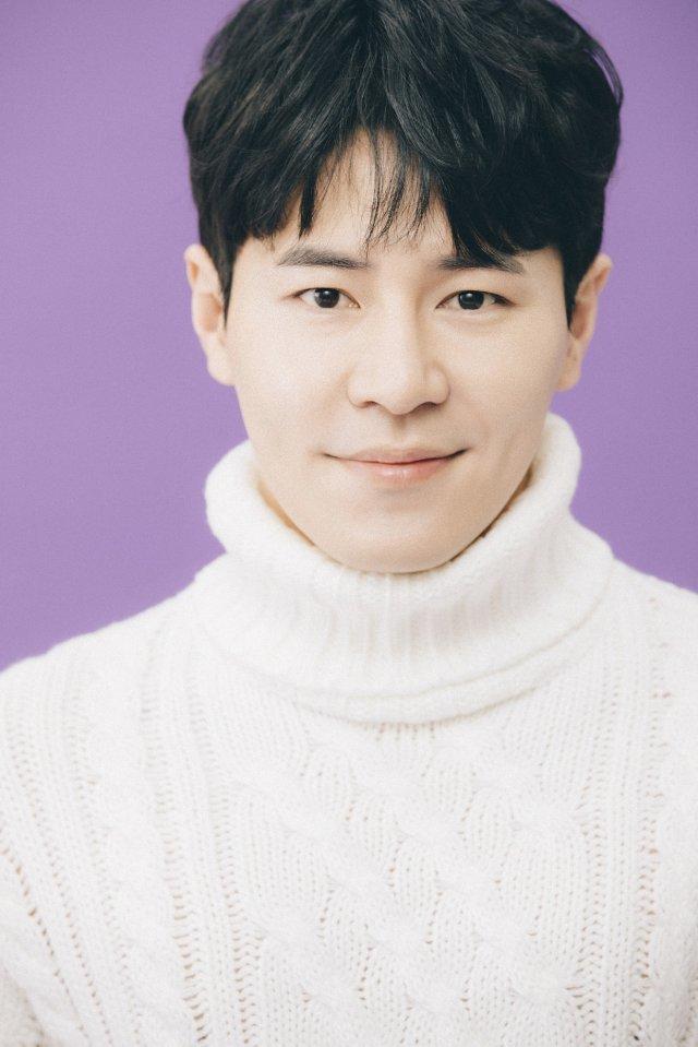 내 나이 중3이다. 내 동년배 다 아저ㅆ..ㅇㄴ 중년 사랑한다 온김에 영업뛰고간다. 아 미친 이거 움짤 안올라가냐 언니 사진좀 봐조요