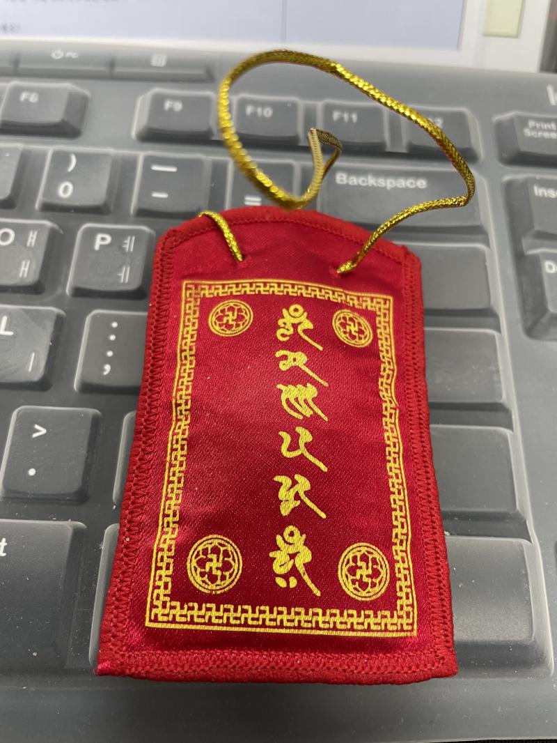 레주야 나 예전부터 가위에 자주 눌렸고, 본가에서 할머니랑 방 같이 써서 그 방 들어가는 문 위에는 부적이 있었어. 그리고 지금 자취한지 3년 