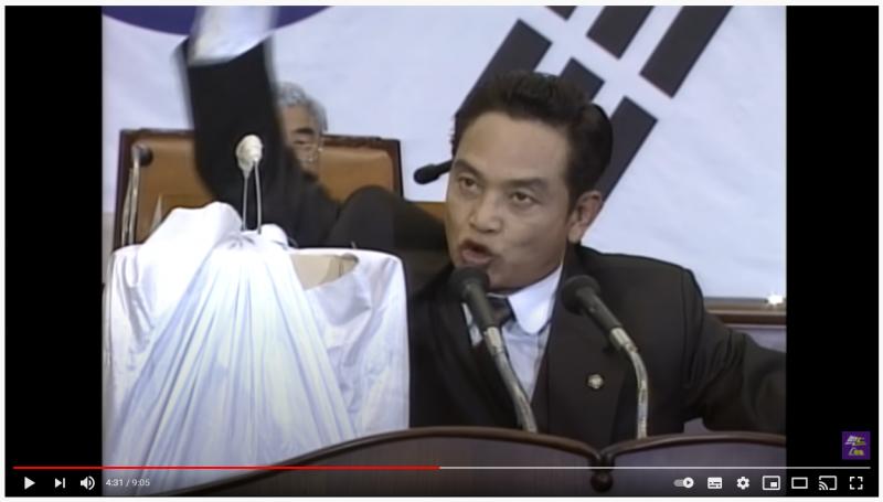 "여러분. 나, 지나가던 스레더올시다. 에, 오늘, 본 레스주가 생각하건대 이 조선구마사 문제는, 국민이 저들에게 총포탄을 내려치는 중요한 질책
